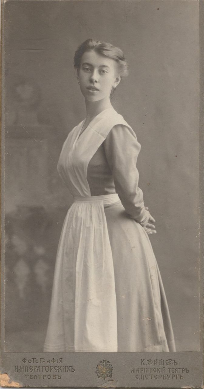 Bronislava Nijinska, absolvenstká fotografie, 1908. Zdroj: Wikipedia.